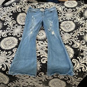I am selling wide legs with rips, but it does has a broken belt holder thing